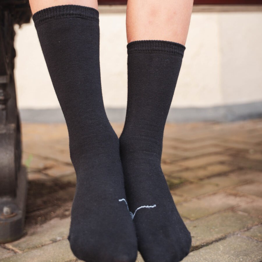 Calcetines-barefoot-basico-negro-portada